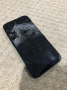 iPhone13保護フィルム割れ