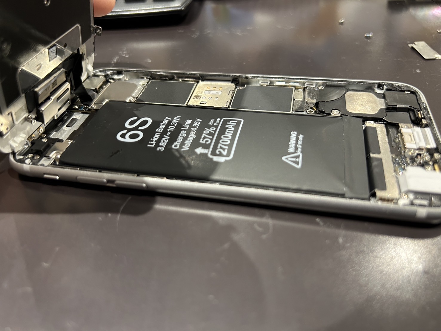 【放置厳禁】iPhoneのバッテリー膨張が引き起こす危険とは？