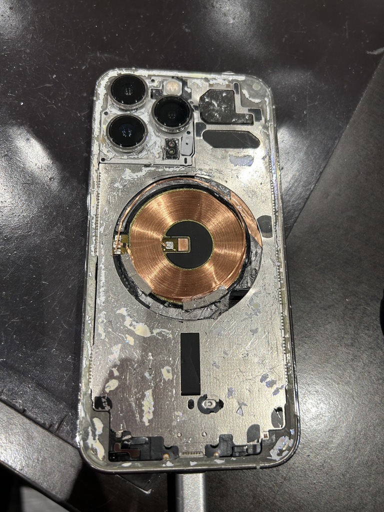 iPhone13pro　背面内部