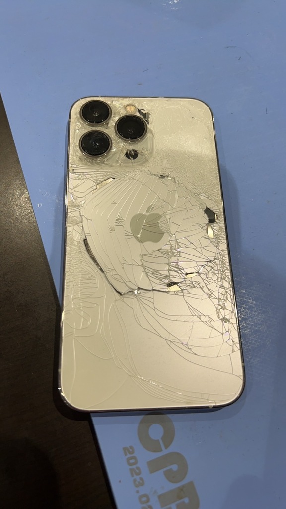 iPhone13pro　背面割れ