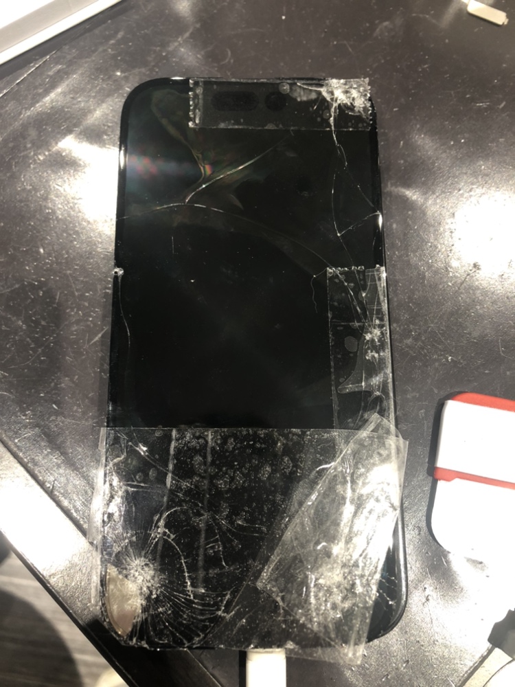 iPhone15画面割れ