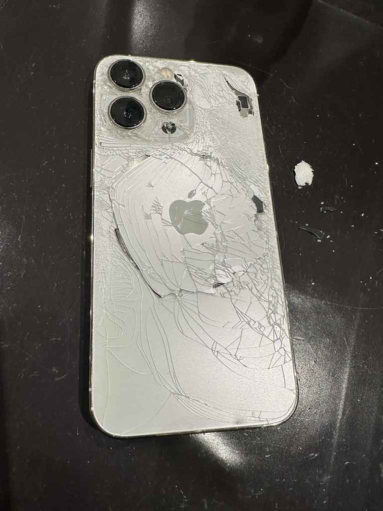 iPhone13pro　背面割れ