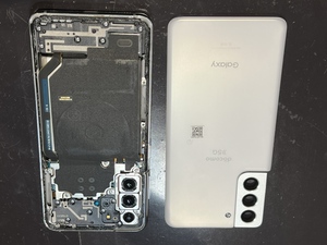 こちらの機種は背面開けです