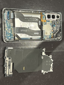 新しいバッテリーに交換して組み立て中