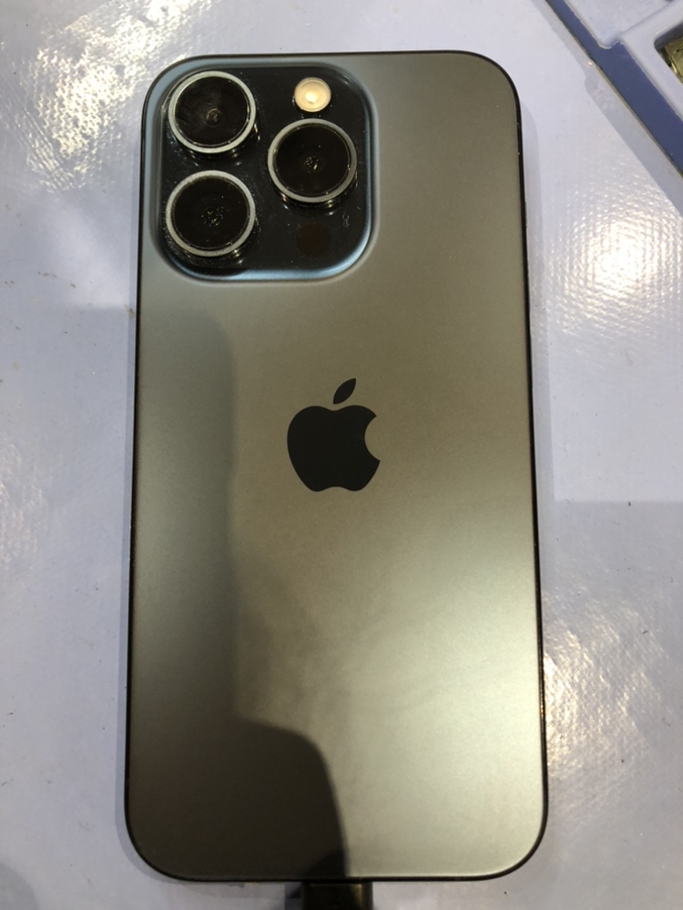iPhone15proのバッテリー交換【秋田市御所野からのご来店】