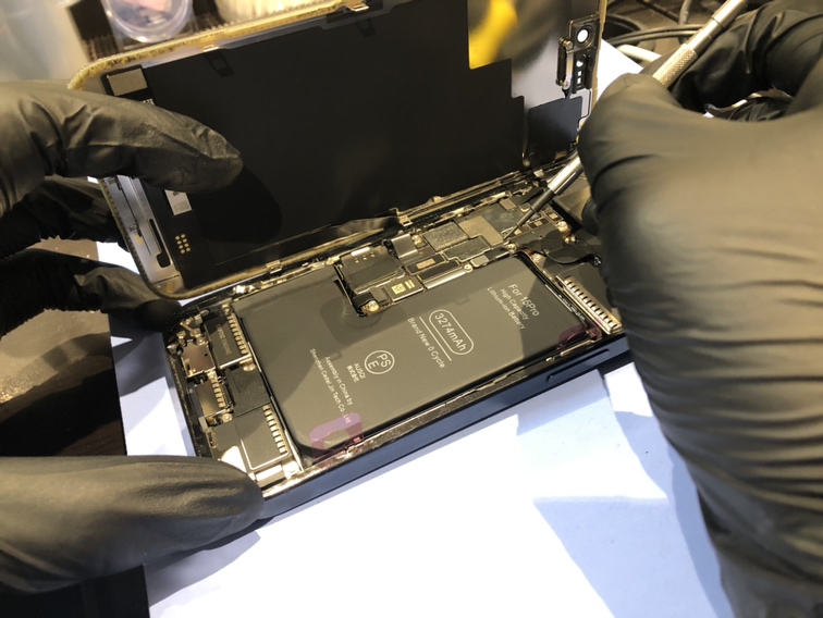 iPhone15pro修理作業中