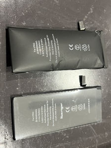 膨張しているバッテリーと新品バッテリー