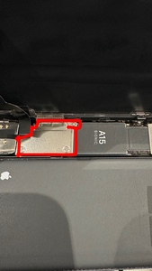 バッテリーと液晶のケーブルが繋がっている場所
