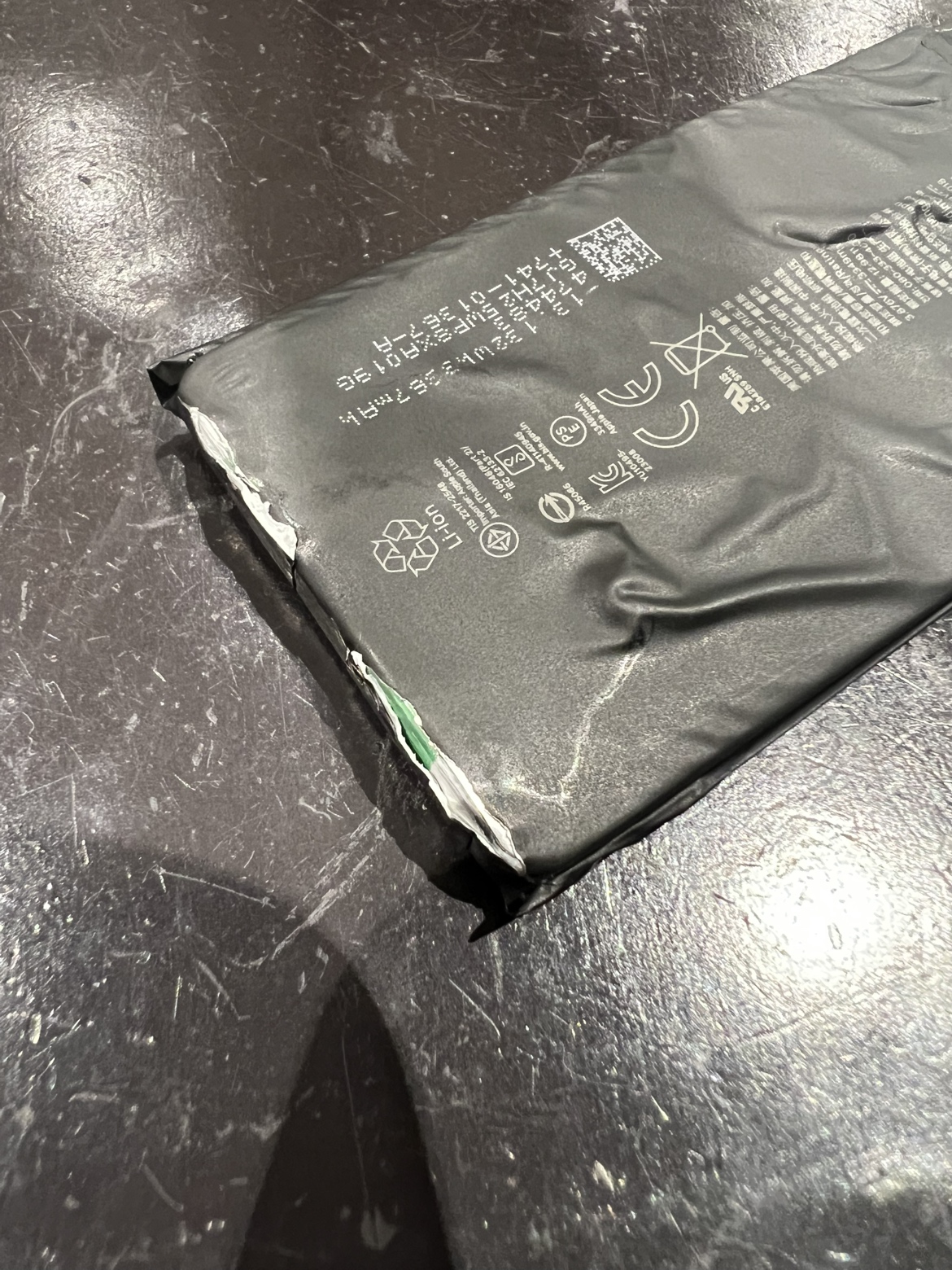 危険信号🚨 iPhone15のバッテリーが膨張して画面が浮く＆異臭…即交換！【秋田県潟上市からのご来店】