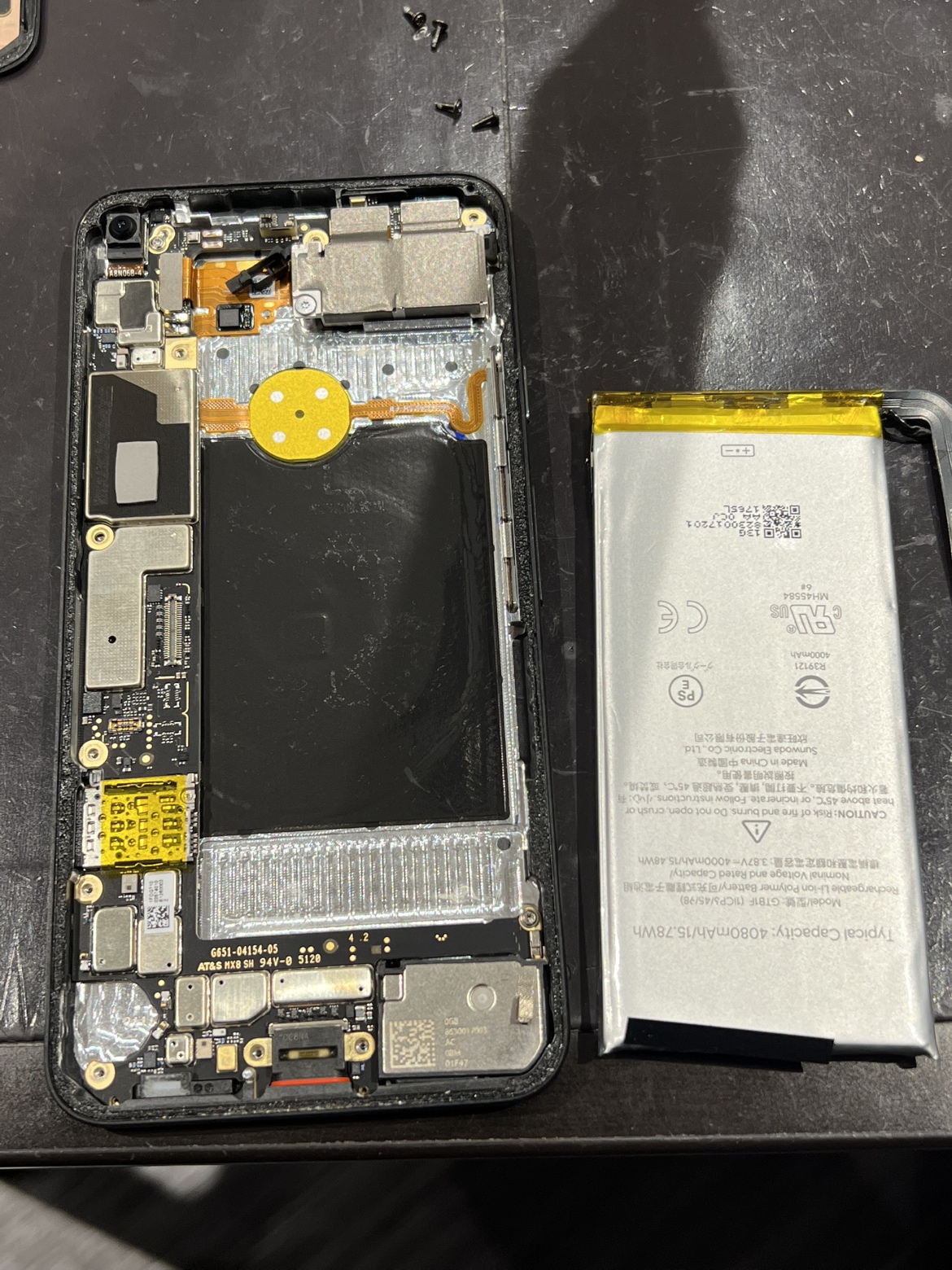 ≪Pixel 5≫画面が盛り上がって隙間が!? 発熱・チラつきもバッテリー交換で解消🔋【秋田県潟上市からのご来店】