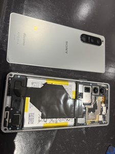Xperia5Ⅲは背面から開けていきます