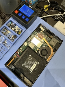 画面を取り外すためにヒートシートで温めているところ