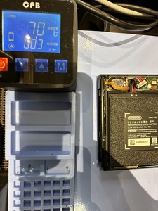 約70℃で画面を温め粘着を弱める