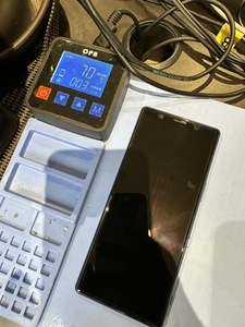 背面側を70℃前後で約5分程温め粘着を弱めていく
