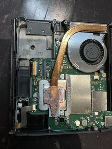 液晶の配線を取り外します。