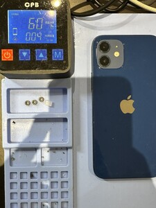 画面側を温めて画面と本体の間の粘着を弱めて取り外します