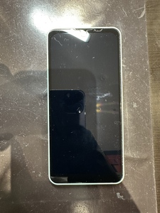 画面側から開ける際はピックが奥まで入りすぎると液晶破損に繋がる恐れがあるため慎重に分解していきます。