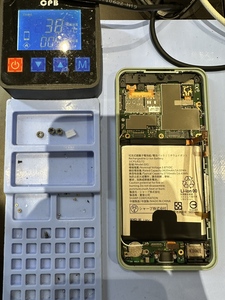 ③ここまで分解できれば背面側を温めてバッテリー裏側の粘着を弱めてバッテリーを取り外します。
