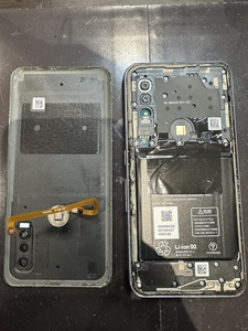 背面パネルを分解して上部基板を覆っているプレートを取り外します。