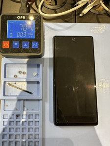 背面側を約70℃で温めて背面パネルと本体の粘着を緩めて慎重に分解していきます。