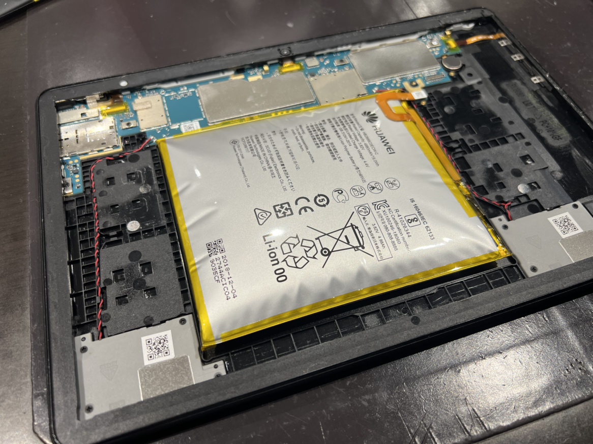 画面がパックリ⁉ HUAWEI MediaPad T5 のバッテリー膨張トラブル💥バッテリー交換で危機回避⁉【秋田県潟上市からのご来店】