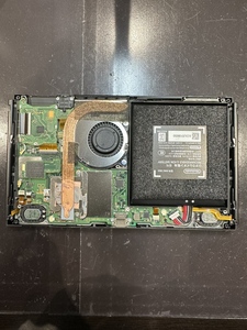 左側上部のカードスロットを取り外す