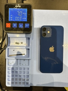 約70℃で端末を温めて粘着を弱める