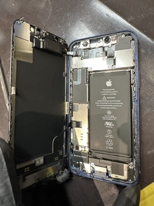 iPhoneを分解している写真