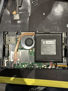 ゲームカードスロットからSDカードスロットのパーツの下に液晶の配線があるので一度取り外す。