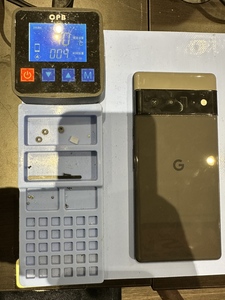 画面側を温めて分解しやすくします。