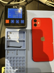 約70℃で本体を温めて生活防水シールの粘着を弱めて分解しやすくする。