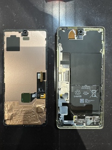 バッテリーを付け替えた後、画面を一度付けて動作確認を行い問題が無ければ本付けしていきます。