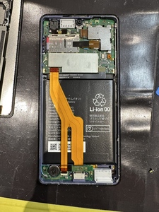 プレートを外しバッテリーを交換します