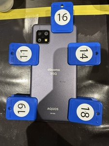 バッテリー交換が完了し画面と本体を圧着している写真