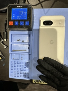 画面側を温めて粘着を弱めて慎重に画面側から分解していきます。