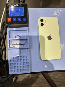 画面側を約70℃で温めて生活防水シールを弱める