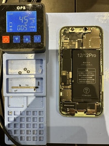 背面側を温めてバッテリーの粘着を弱めてバッテリーを取り外す