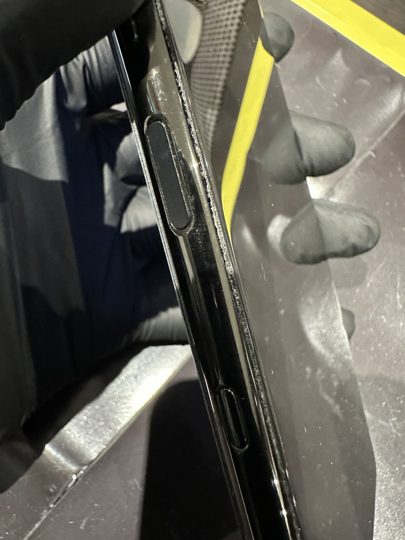 約3年使用のXperia 5 II、バッテリー膨張で背面が浮く…交換で安全に復活！【男鹿市からのご来店】