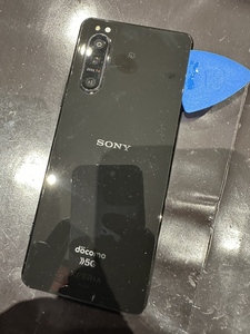 ピックで背面を慎重に開けていく