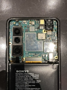 プレート取り外し後、バッテリーのコネクタを外す