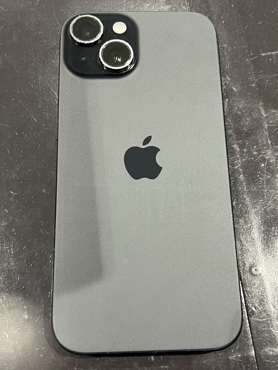 iPhone15 バッテリー交換のご依頼｜背面パネルから慎重に分解して作業【男鹿市からのご来店】