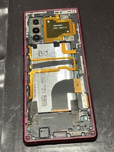 背面パネルを分解している写真