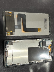 ヒートマットで粘着を弱めて慎重に画面を取り外します。