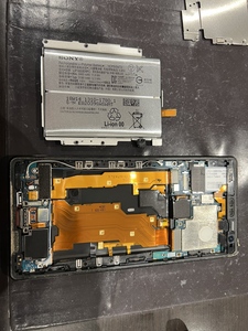 劣化したバッテリーを取り外して新しいバッテリーに交換して交換修理完了