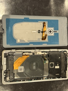 背面パネルを剥離していきます