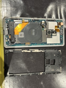 ネジを外してカバーを取ります