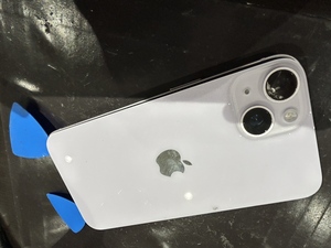 ピックを使い粘着シールを剥がしていく