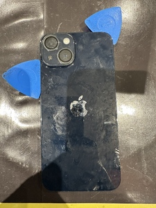 背面パネルをピックを使い慎重に分解する