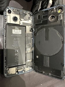 コネクタ部分を覆っているプレートを取り外す