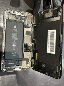 1.バッテリーのコネクタを取り外す2.画面のコネクタを外す